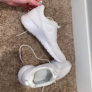 White nike tennis shoes